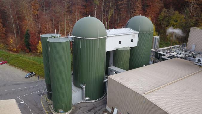 Biogasanlage bestehend aus 6 Tanks vor dem Abbruch.