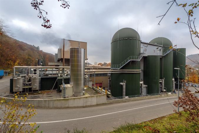 Biogasanlage der KBA Hard mit BKHW in linker Bildhälfte